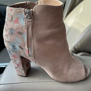 Embroidered snip toe cute cute